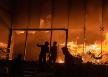 দেশকে ধ্বংস করে পালিয়ে যেতে চাইছেন ইউনূস মিঁয়া