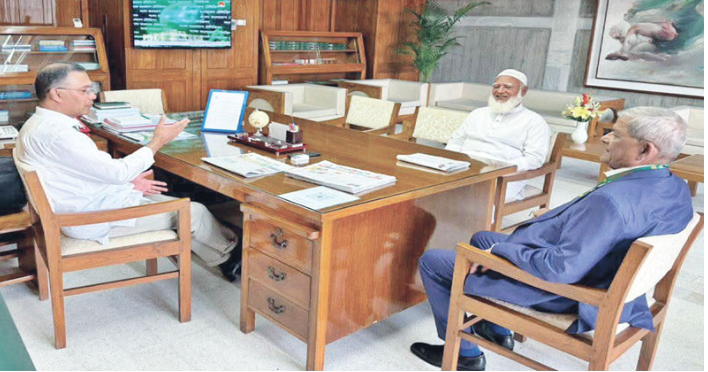 হঠাৎ তারেকের অফিসে জামায়াতের আমির। গোপন বৈঠকে রয়েছে বিরাট রহস্য।