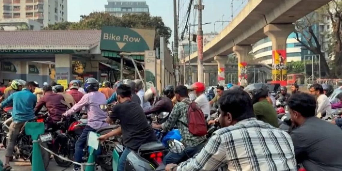 বন্ধ হচ্ছে সমস্ত পেট্রোল পাম্প। যুদ্ধের ঢেউ পৌঁছেছে সরাসরি বাংলাদেশে?