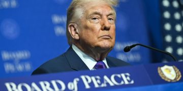 ইরানের প্রতিশোধে  দিশেহারা আমেরিকা। ভয়ে পালাচ্ছেন ট্রাম্প