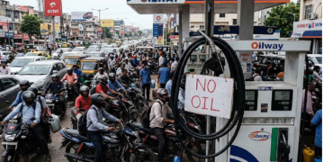 যে কোনও মুহূর্তে বন্ধ হবে দেশের সব তেলের পাম্প। আতঙ্কে বাংলাদেশ।